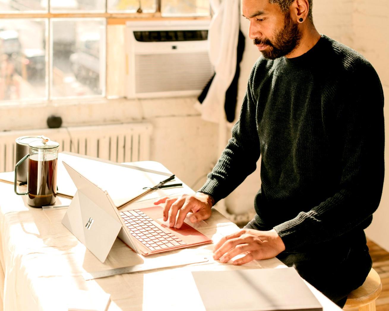 Professionnel travaillant sur un modèle financier avec des données
